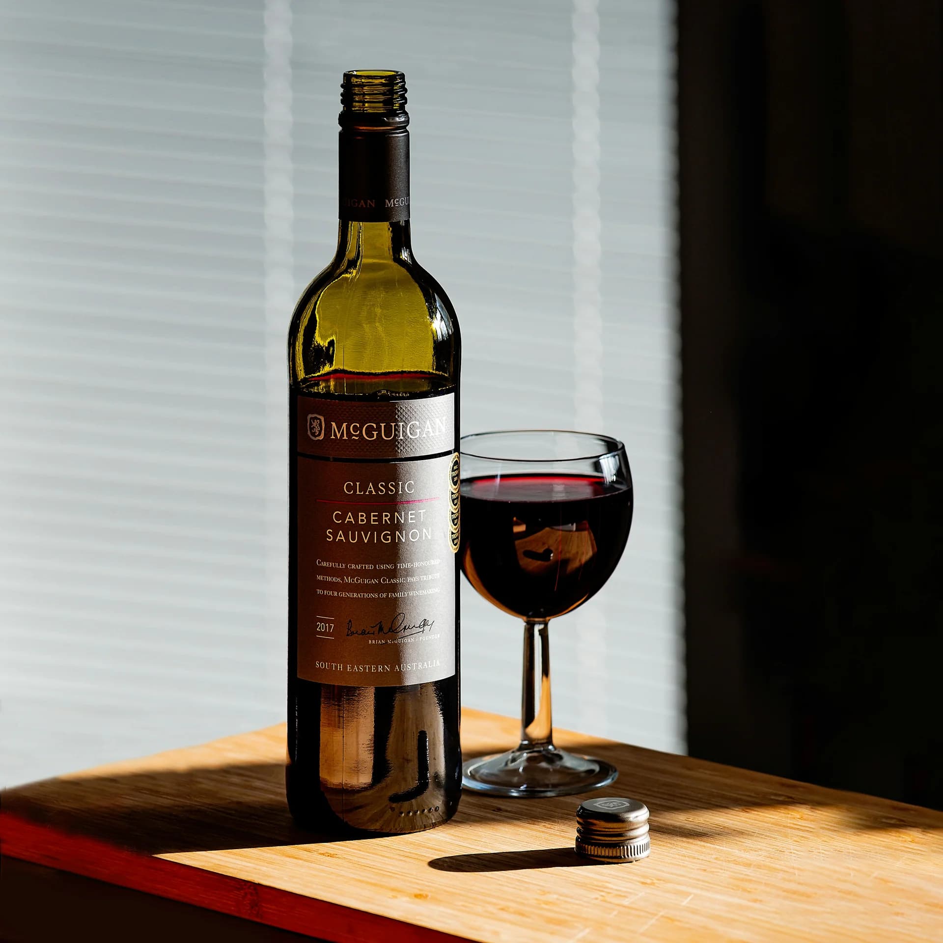 Vinho servido junto à janela