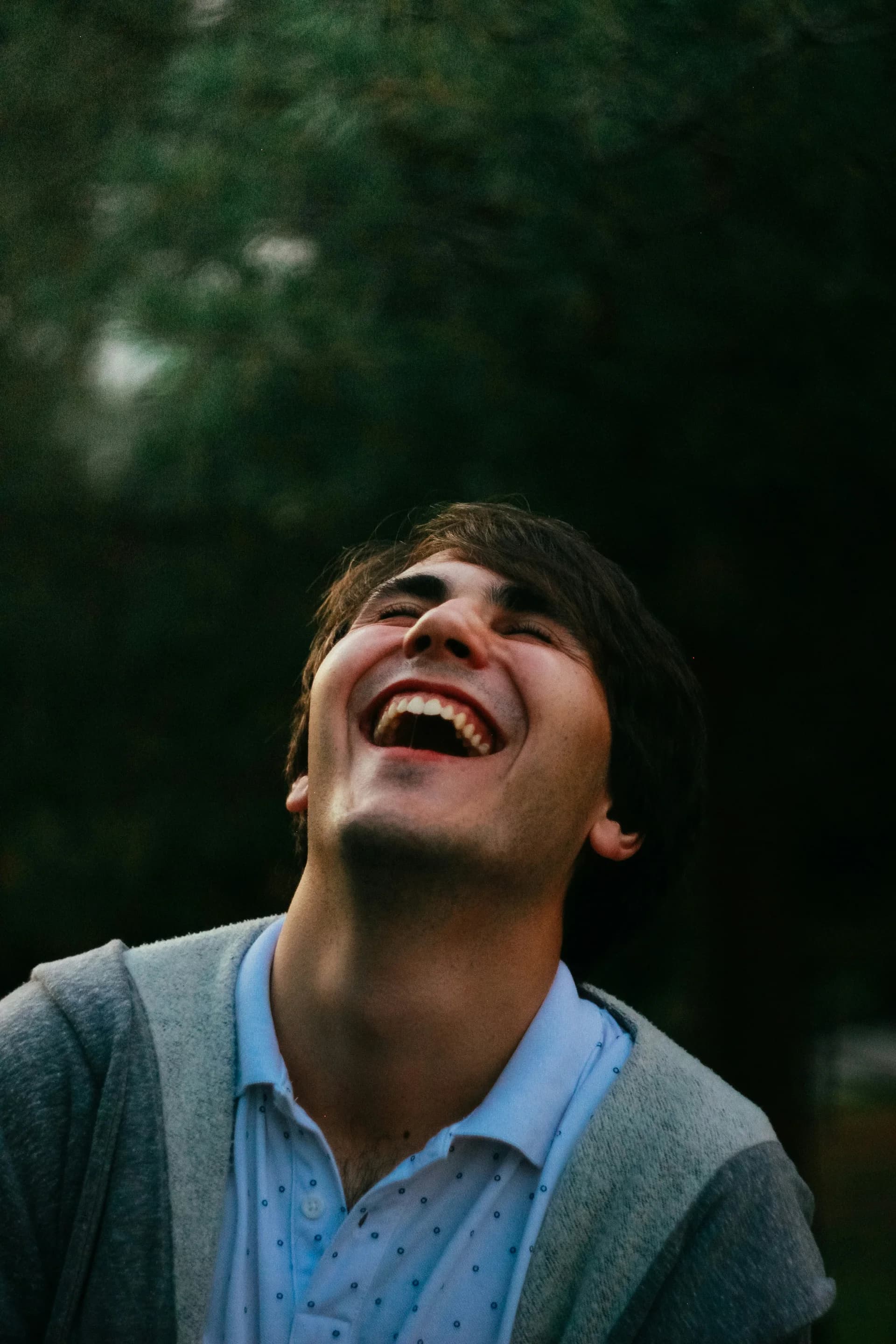 Jerome sorrindo entre as árvores